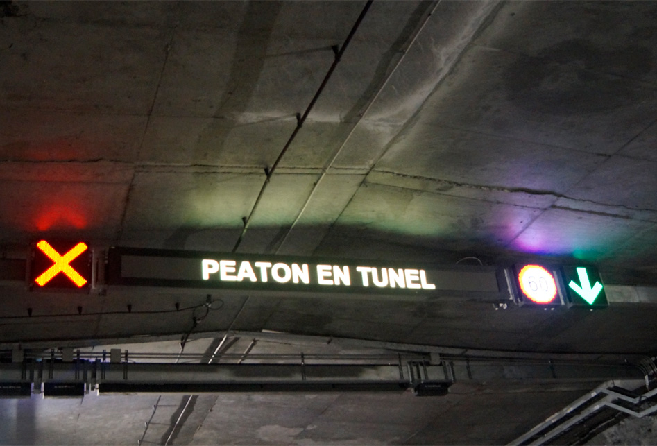Panel de mensajería variable en túnel vial