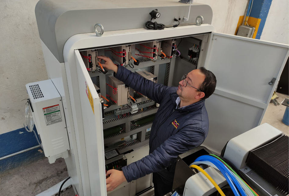 Eje giratorio para corte de tubería